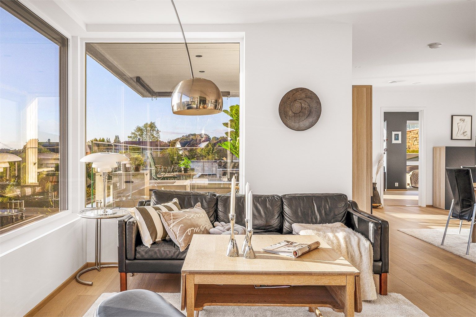 Stue/kjøkken er på 60 m² og deles naturlig inn i flere soner.