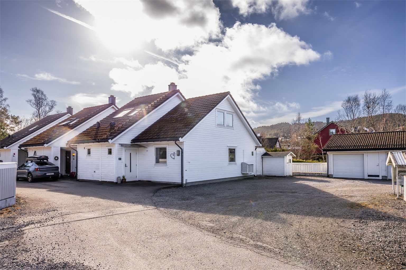 Eiendommen inkluderer egen garasjeplass med bod og installert elbillader.