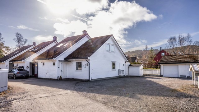 Eiendommen inkluderer egen garasjeplass med bod og installert elbillader.