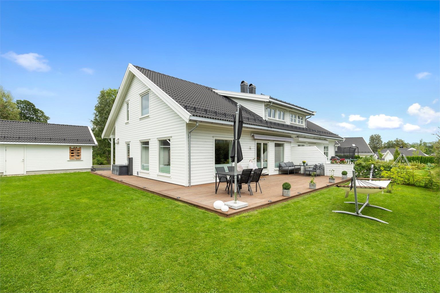 Boligen har en flott hage og en stor markterrasse med god plass til utemøbler.