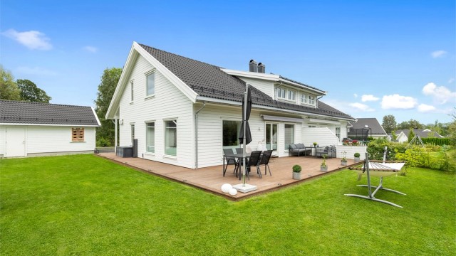 Boligen har en flott hage og en stor markterrasse med god plass til utemøbler.