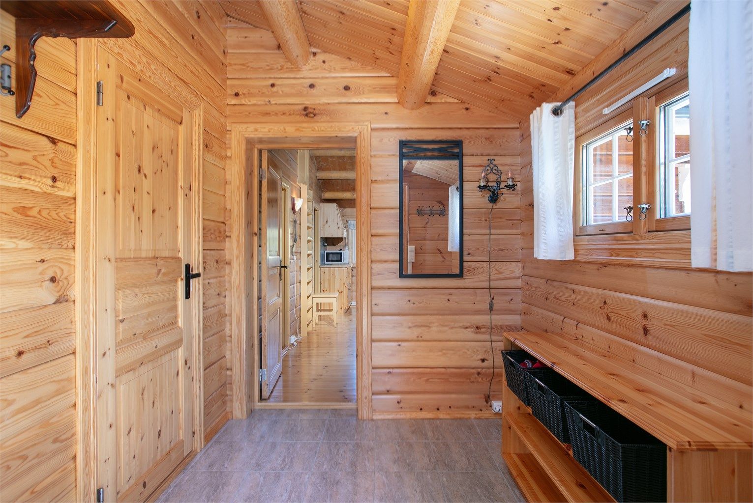 Fra entreen er det direkte tilgang til badet og videre inn til hyttas lune oppholdsrom