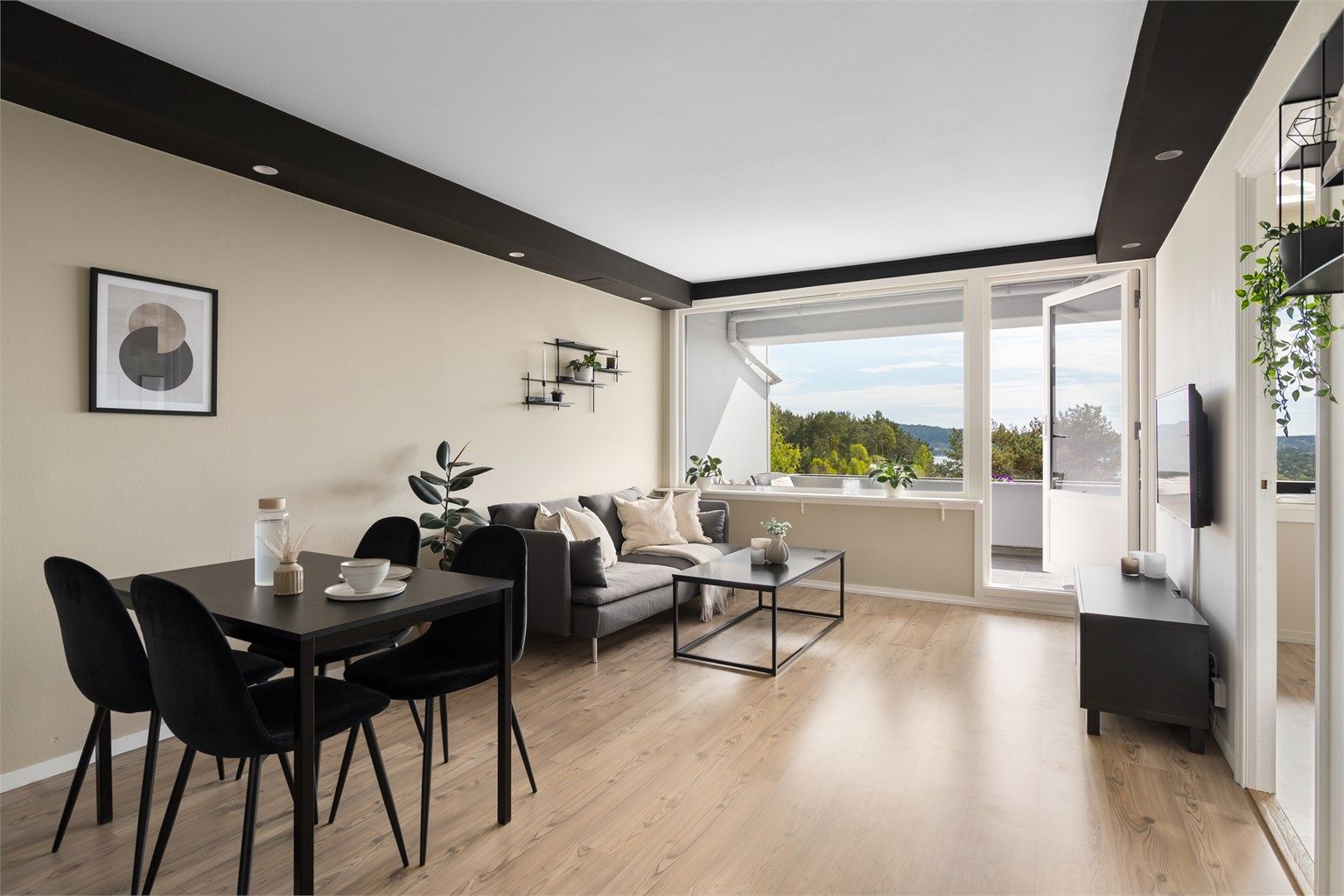 - Romslig stue med store vindusflater som slipper inn mye naturlig lys -