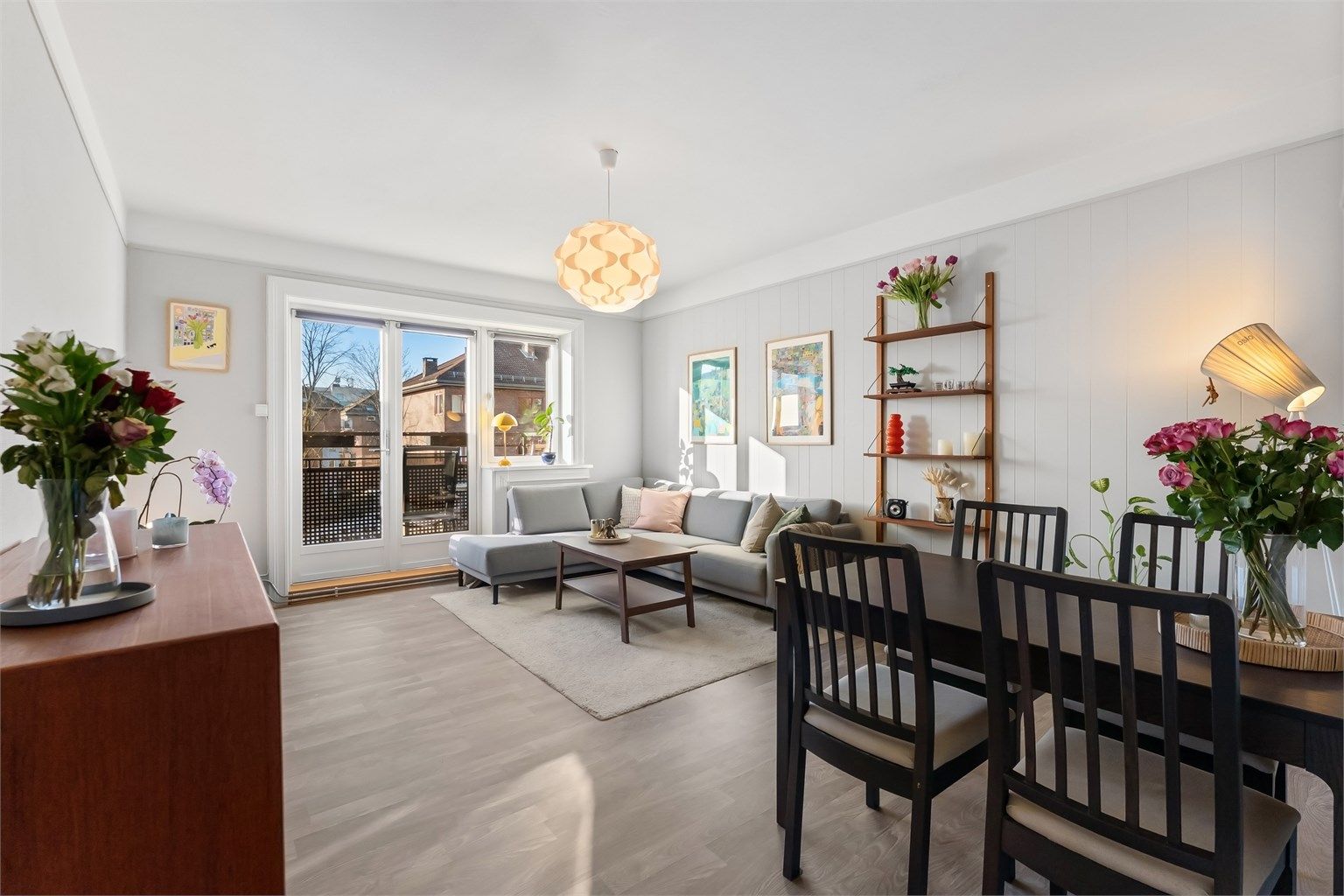 Den lyse og romslige stuen har store vinduer som slipper inn rikelig med naturlig lys