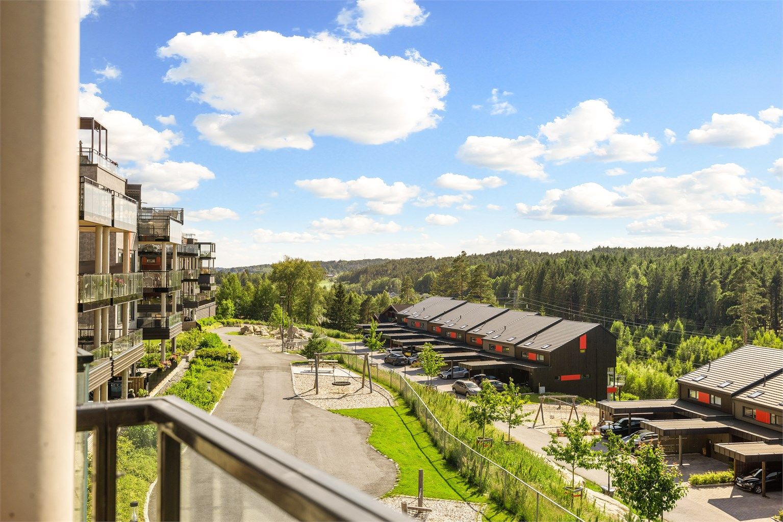 Den luftige høyden av tredje etasje sikrer flott utsikt til marka over de parkmessige og fredelige fellesarealene i Rådalslia.