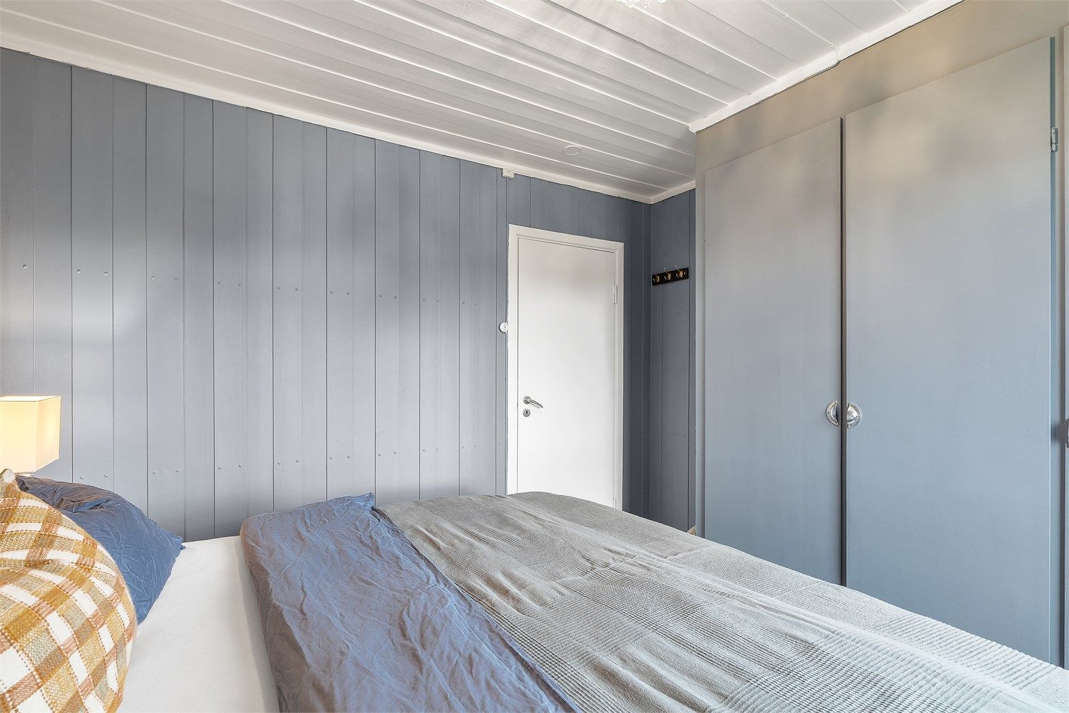 Soverom 1 - God plass til garderobeløsning