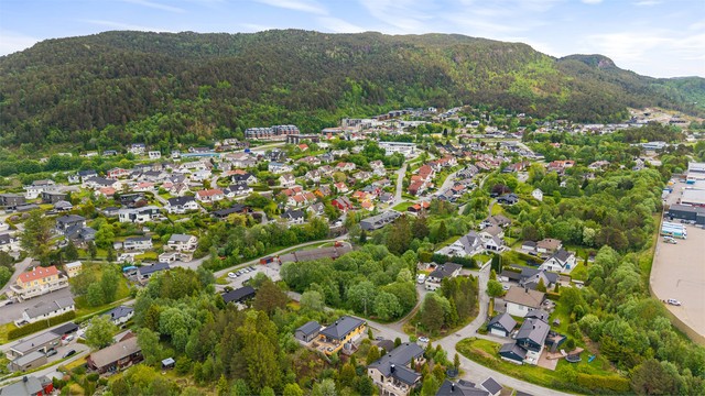 Nærområdet er et etablert boligområde med eneboliger, rekkehus og mindre boenheter.