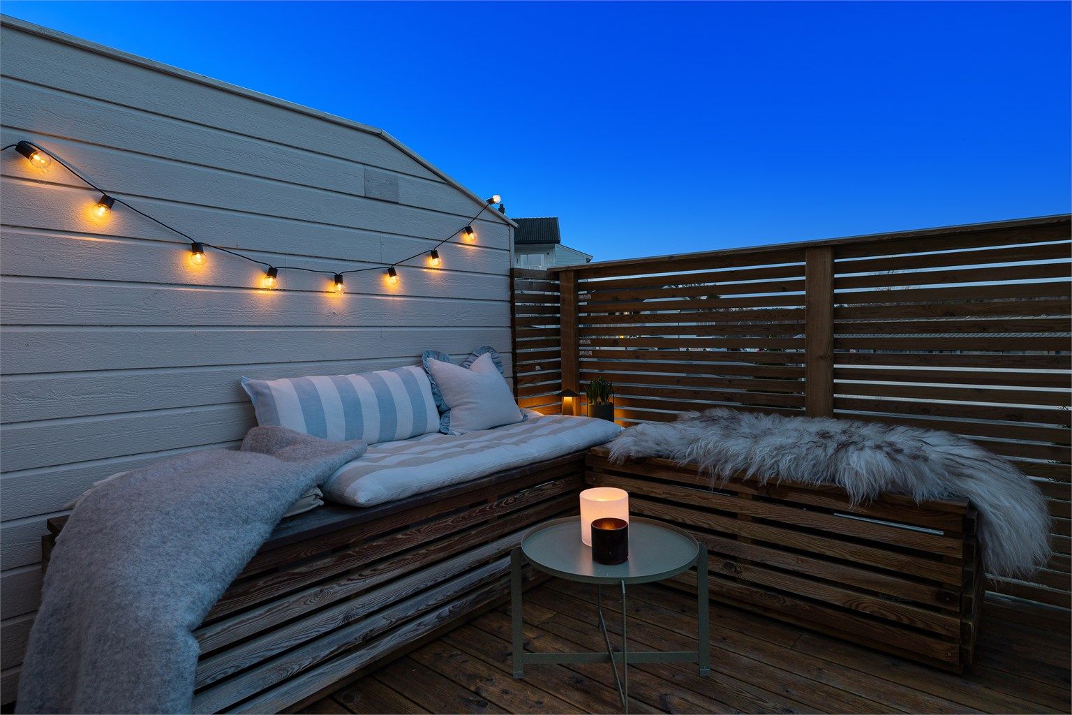 Uteplassen er rammet inn av et nytt spilegjerde, som gir en privat og lun sone.