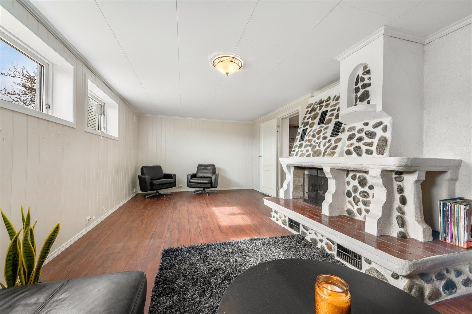 Kjellerstuen har flere møbleringsmuligheter og er et fint supplement til hovedstuen - ikke byggemeldt og godkjent