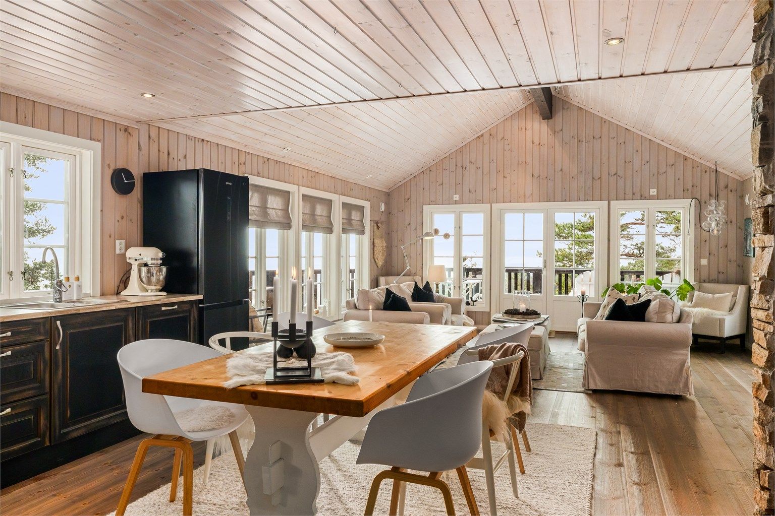 ALLROMMET: Det store oppholdsrommet rommer både en stor stuekrok med peis og et kjøkken med spiseplass. I Stuedelen er det åpen røste, som forsterker allrommets åpne og luftige romvirkning.