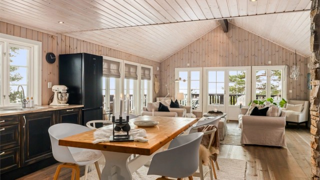 ALLROMMET: Det store oppholdsrommet rommer både en stor stuekrok med peis og et kjøkken med spiseplass. I Stuedelen er det åpen røste, som forsterker allrommets åpne og luftige romvirkning.