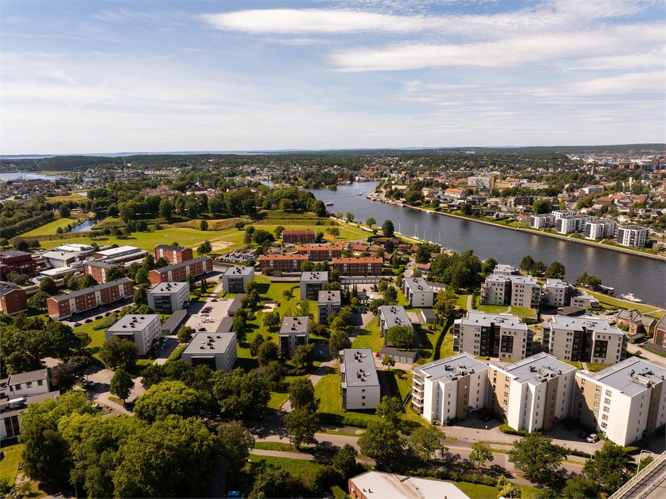 På Prestelandet bor du meget sentralt i forhold til sentrum. Gratis ferge har hyppig avganger mellom Gamlebyen og by-siden.