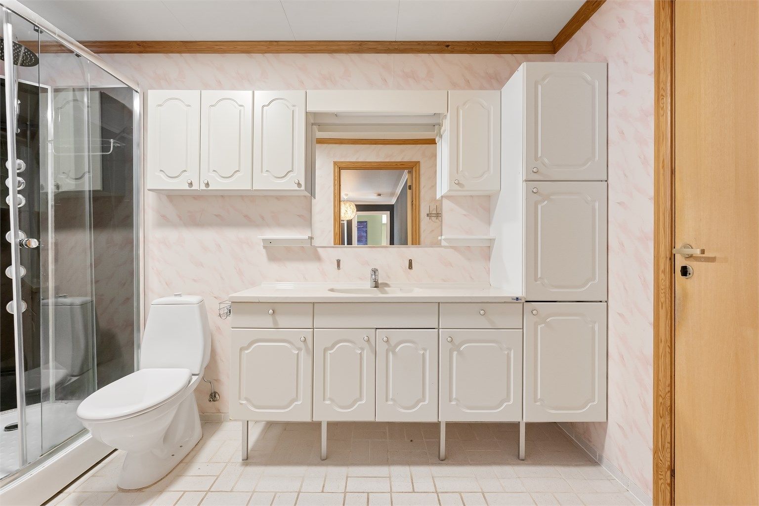 Baderomsinnredningen gir god oppbevaringsplass med både over- og underskap.