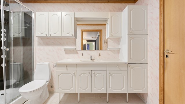 Baderomsinnredningen gir god oppbevaringsplass med både over- og underskap.