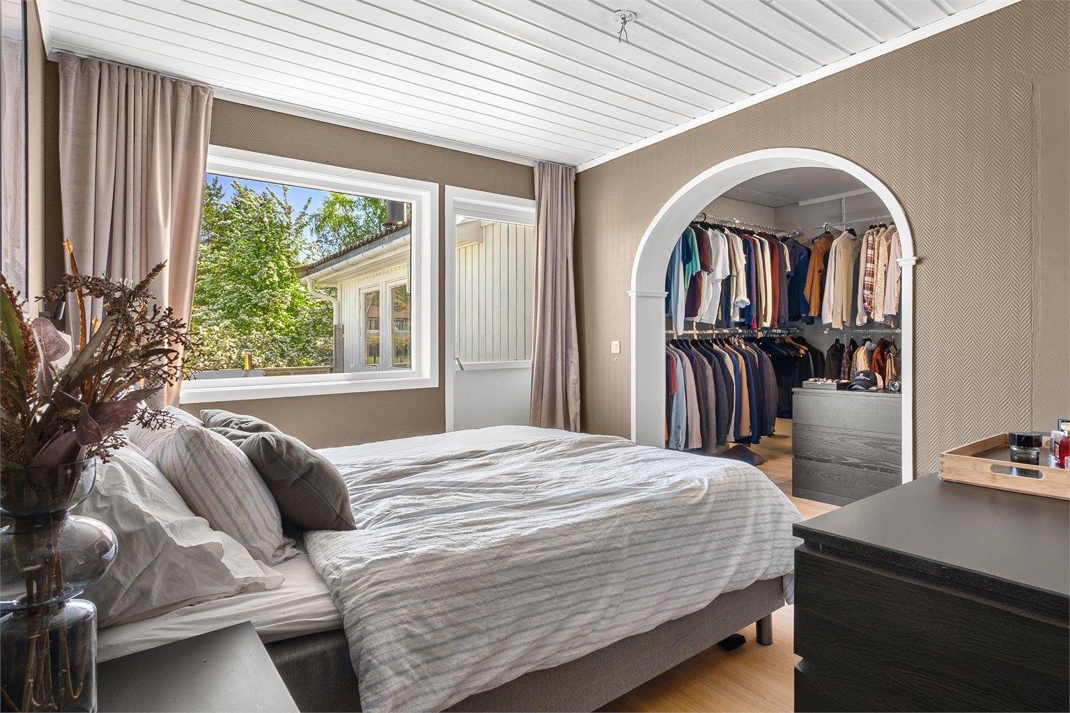 Med både walk-in closet, bad og vaskerom en-suite er hovedsoverommet betegnelsen master bedroom verdig. Her var kjøkkenet frem til nylig.
