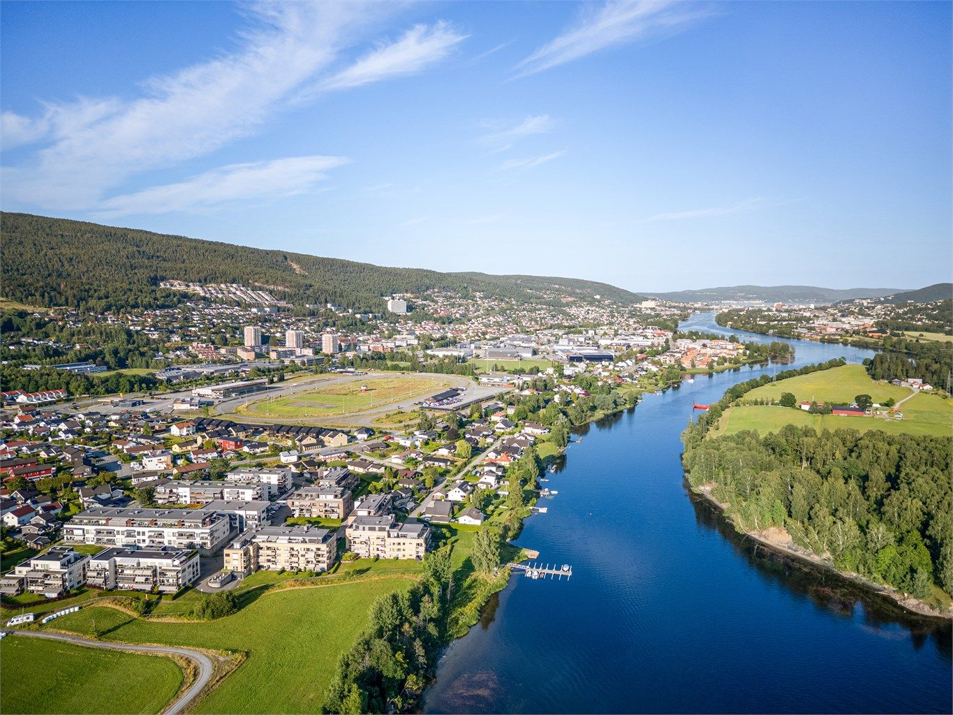 Holdeplass like ved eiendommen med avganger til Drammen sentrum