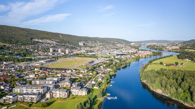 Holdeplass like ved eiendommen med avganger til Drammen sentrum