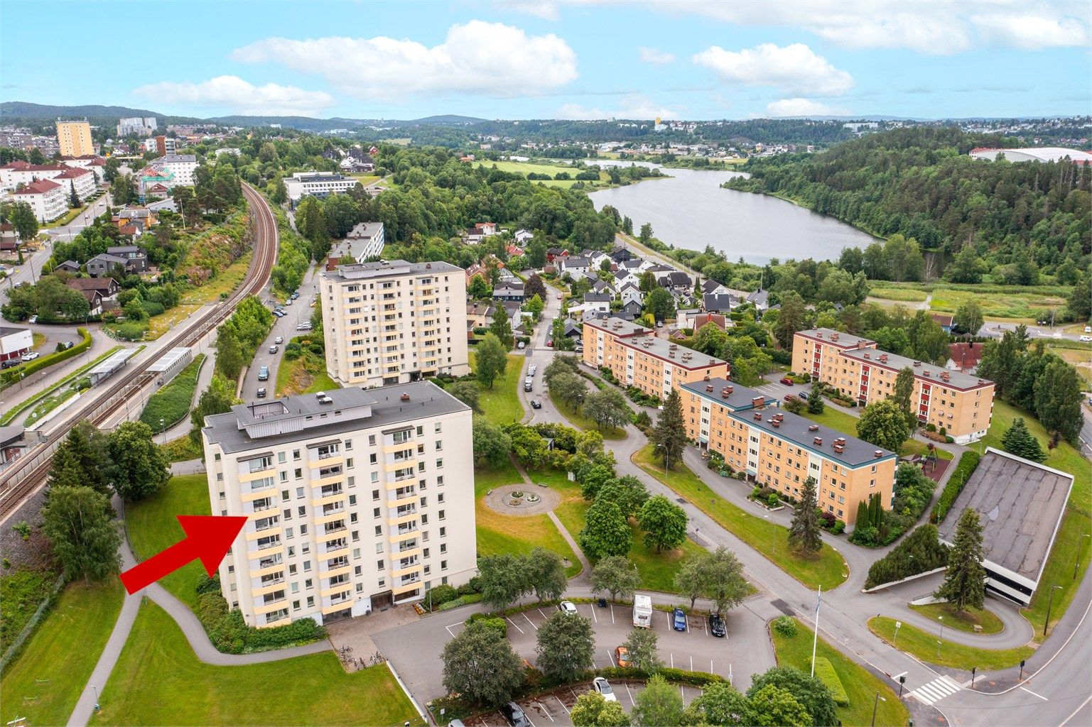 Dronebilde av blokka, nærområdet og Østensjøvannet.