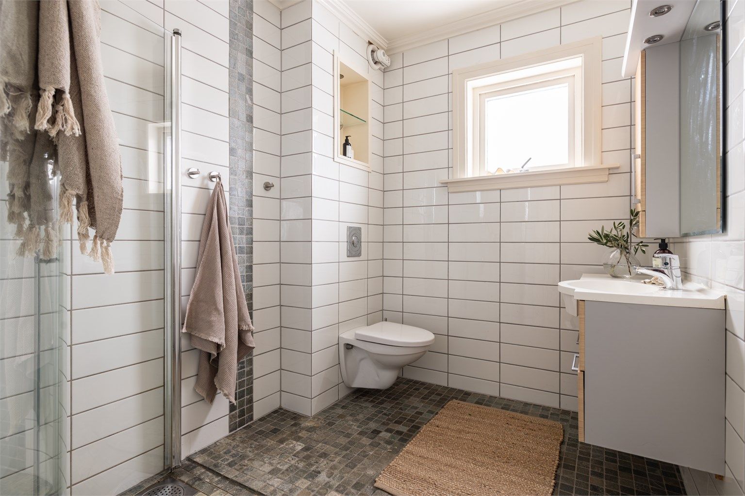 Pent flislagt bad fra 2005. Badet er holdt i samme stil som badet i 1. etasje