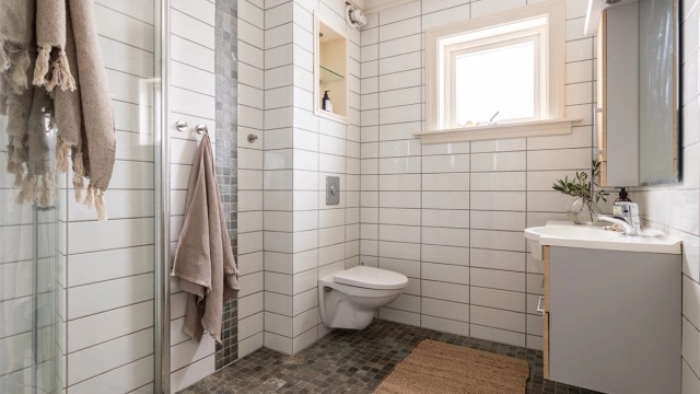 Pent flislagt bad fra 2005. Badet er holdt i samme stil som badet i 1. etasje