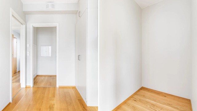 I tillegg til skap har soverommet et tilknyttet omkledningsrom som med tilpasset innredning kan bli et flott walk-in closet.