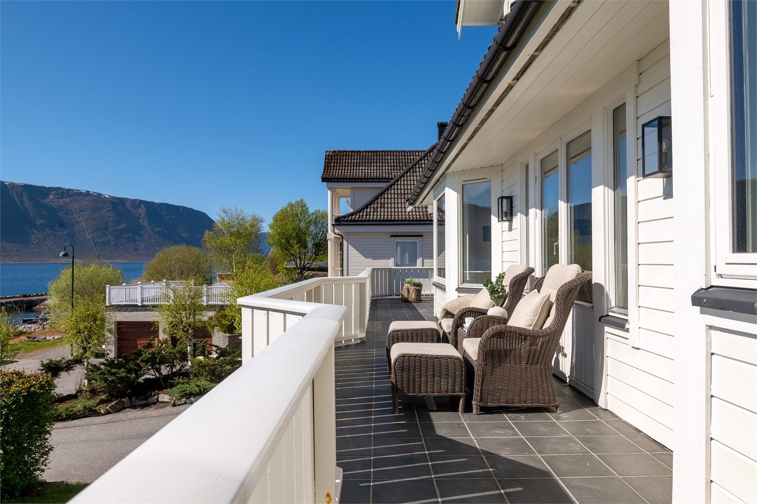 Den flislagte terrassen har god plass til flere sittegrupper