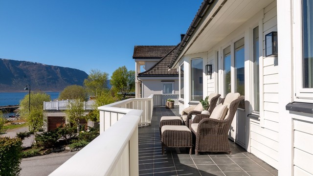 Den flislagte terrassen har god plass til flere sittegrupper