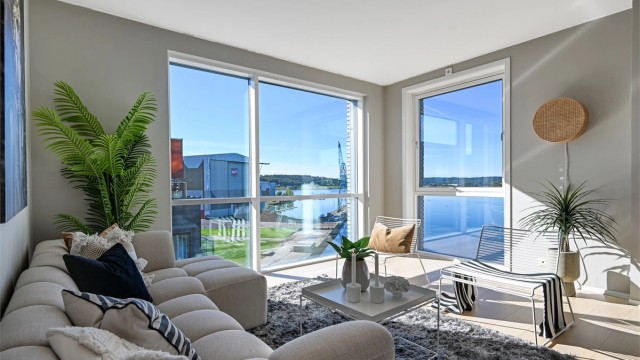 Stuen er lys og romslig, med store vindusflater som rammer inn den fantastiske utsikten og gir rommet et moderne og eksklusivt preg.