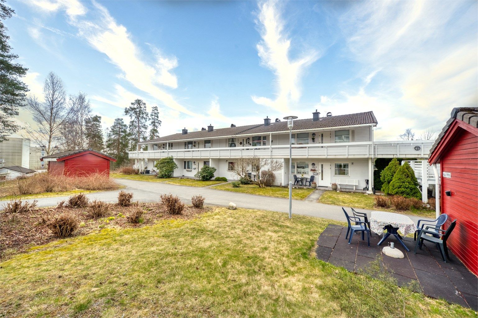 Sameiet har pent opparbeidede uteområder med internveier, plen og sittegrupper.