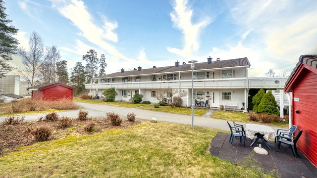 Sameiet har pent opparbeidede uteområder med internveier, plen og sittegrupper.