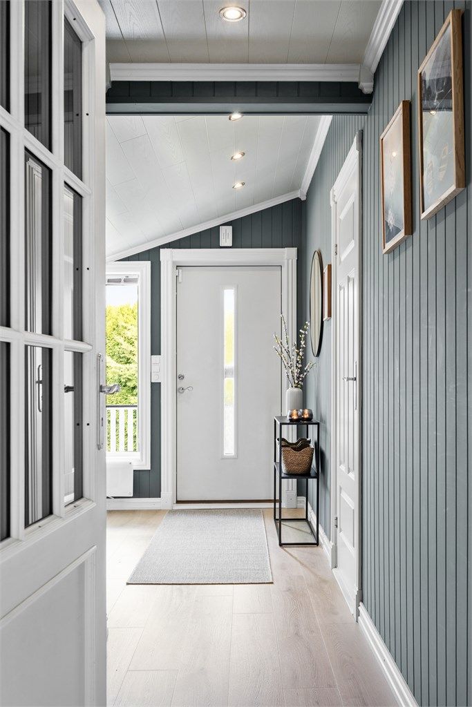 Entré med videre adkomst til soverom og gang