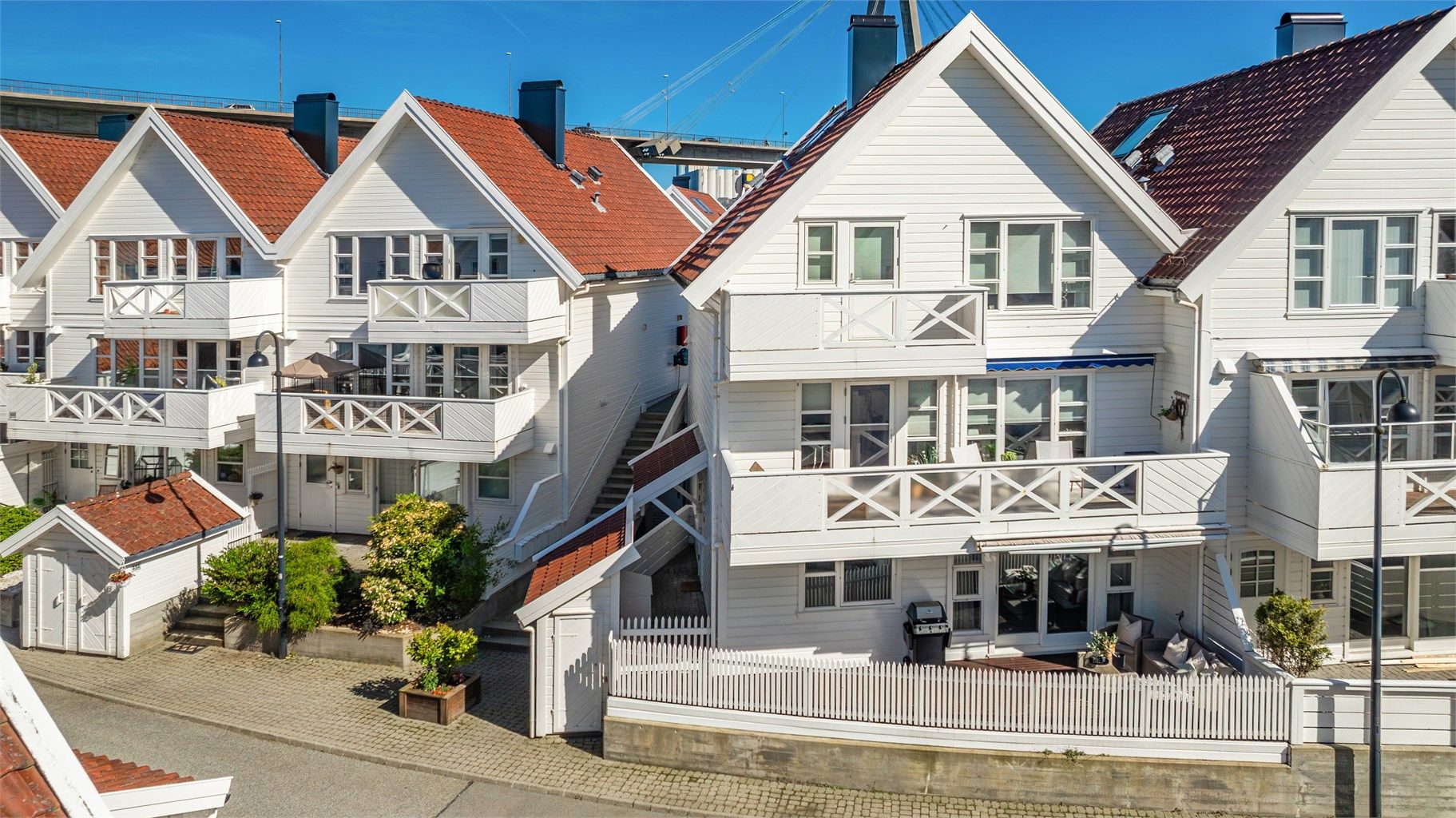 Grasholmstubben 47A, er en lettstelt og fin 3-roms selveierleilighet på på enden av bygget, i høy 1. etg, med eget inngangsparti og egen terrasse på 18 kvm. 