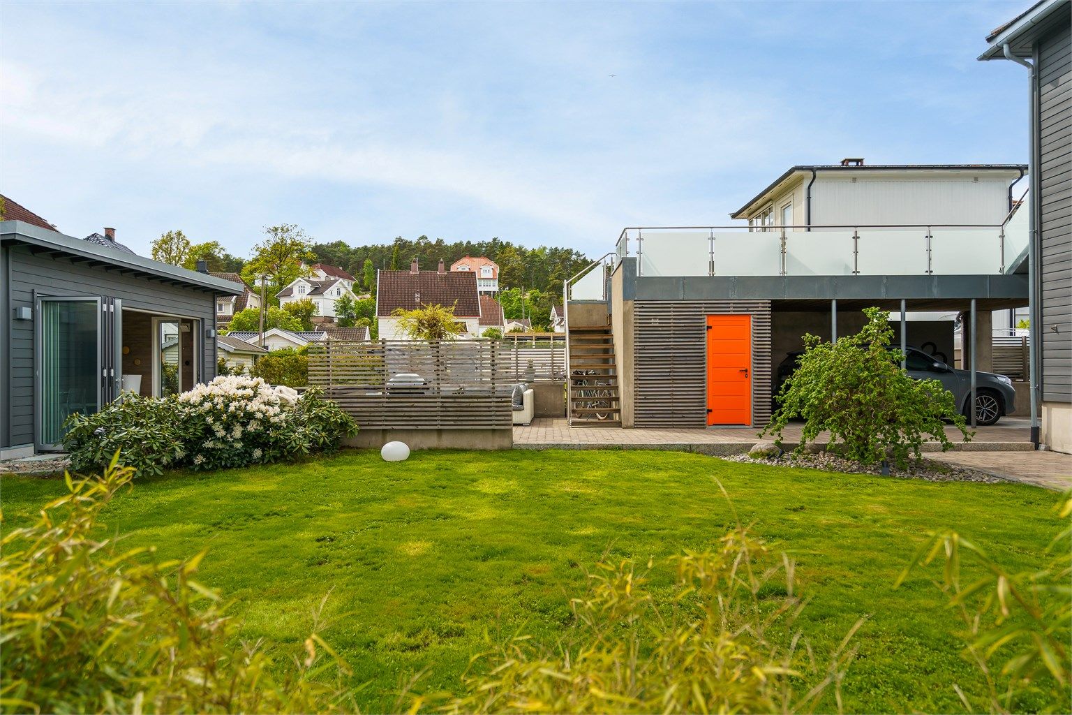 Betydelig innsats er nedlagt også i opparbeidelse av tomten til en vakker og inviterende hage med ulike soner.