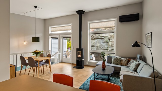 Fra kjøkkenet har du full oversikt over stue og terrasse.