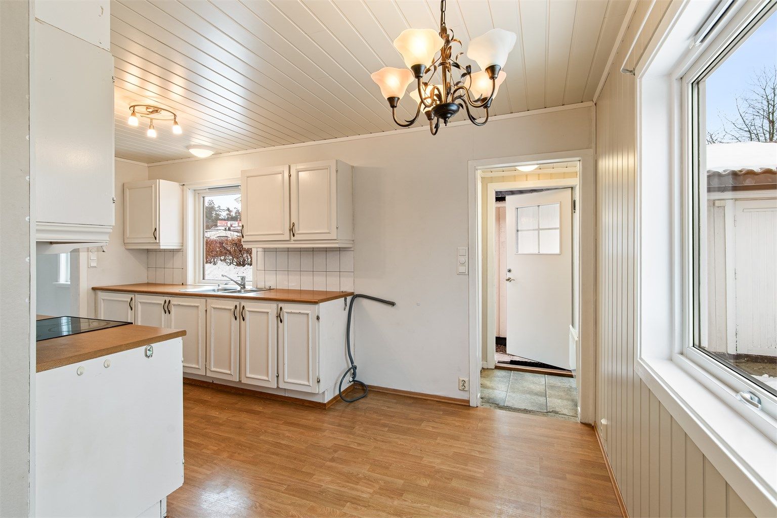 Til boligens kjøkken er det også egen utvendig inngang.