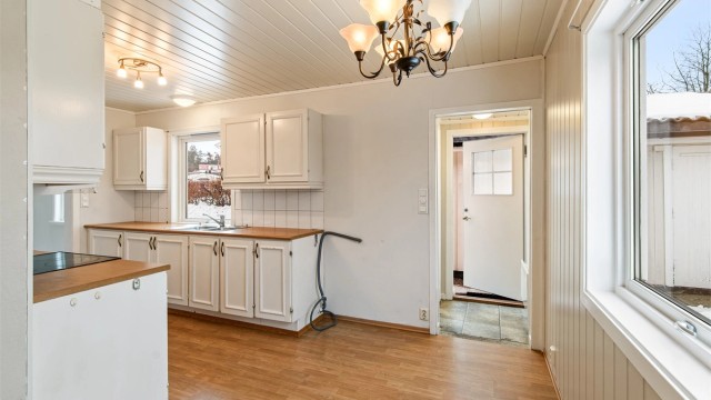 Til boligens kjøkken er det også egen utvendig inngang.