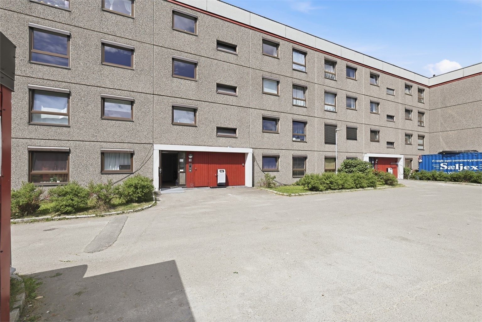 Leiligheten har en barnevennlig og tilbaketrukket beliggenhet i et etablert boligområde.
