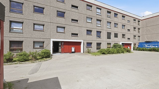 Leiligheten har en barnevennlig og tilbaketrukket beliggenhet i et etablert boligområde.