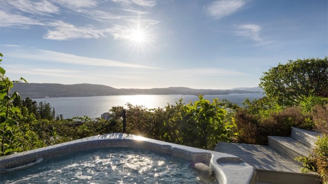 Jacuzzien er strategisk plassert ytterst mot utsikten - her kan du lene deg tilbake og nyte både panoramautsikt og spektakulære solnedganger.