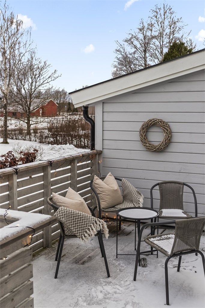 Det er god plass til utemøblement på verandaen