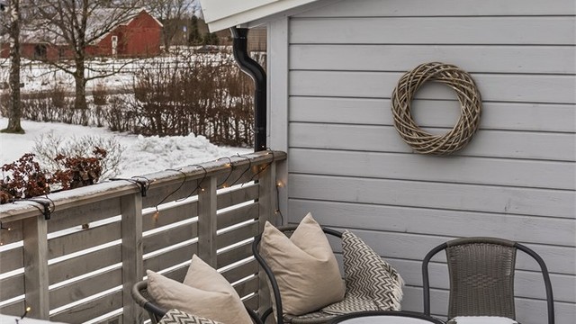 Det er god plass til utemøblement på verandaen