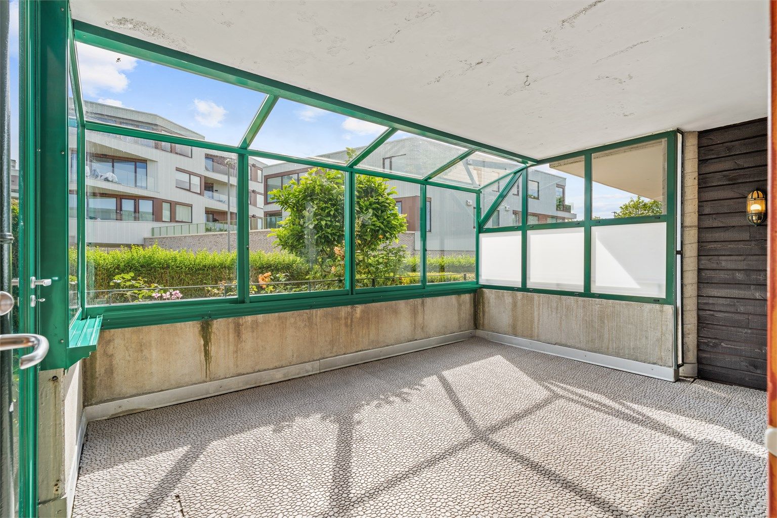 Balkongen har god plass til en hyggelig sittegruppe.