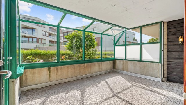 Balkongen har god plass til en hyggelig sittegruppe.