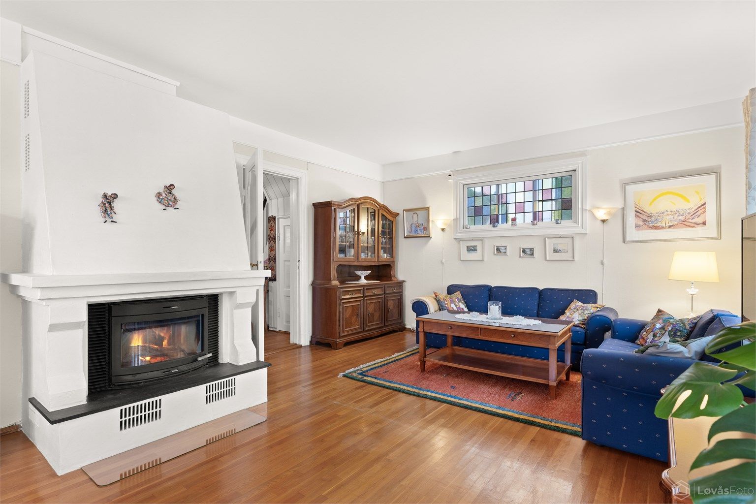 Rommet har en gjennomgående og klassisk stil med malte vegg- og himlingsflater.