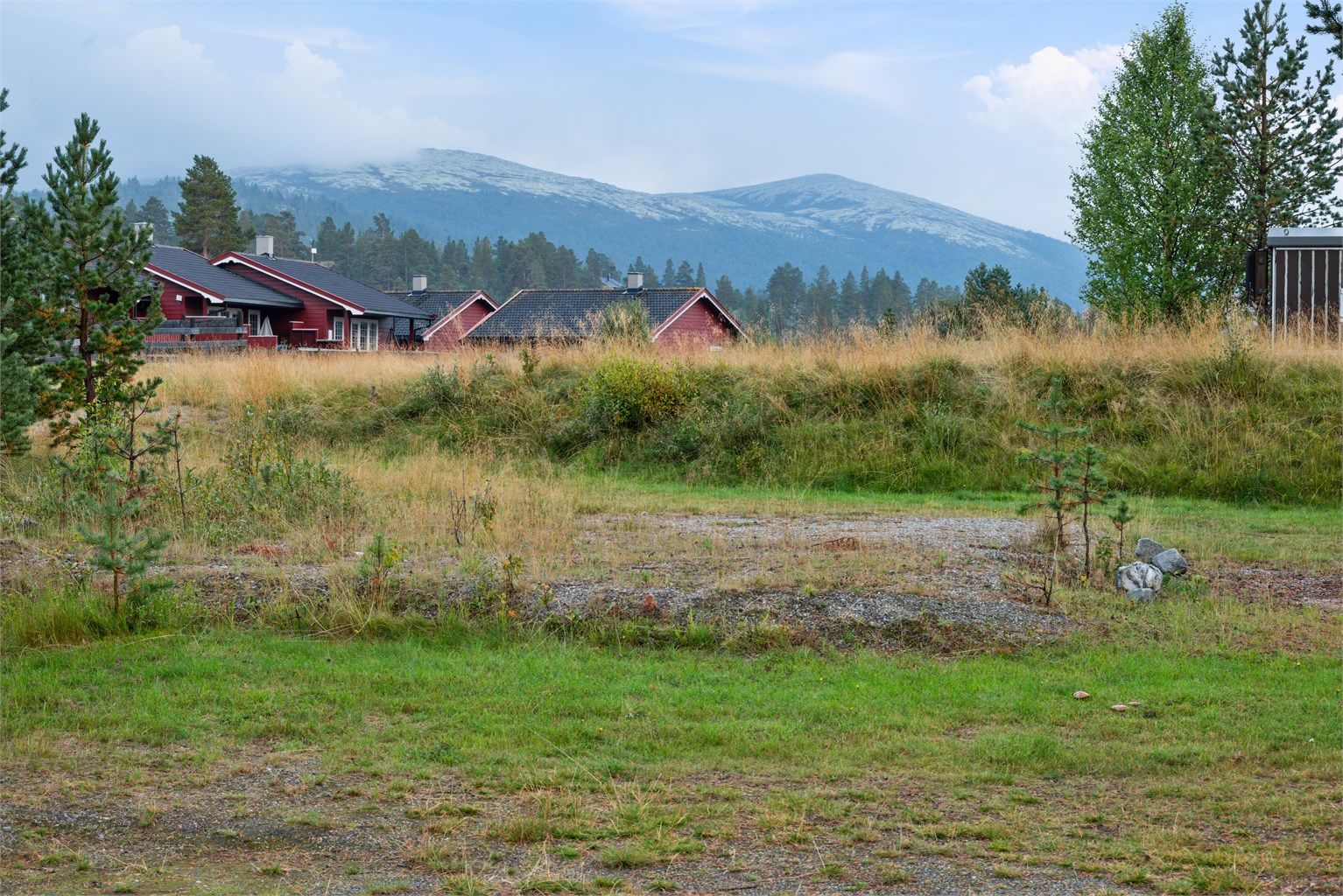 Fantastiske turmuligheter i området både sommer og vinter. Julenissens Hus og Savalen fjellhotell ligger like ved. Flere vann og fiskemuligheter i området.
