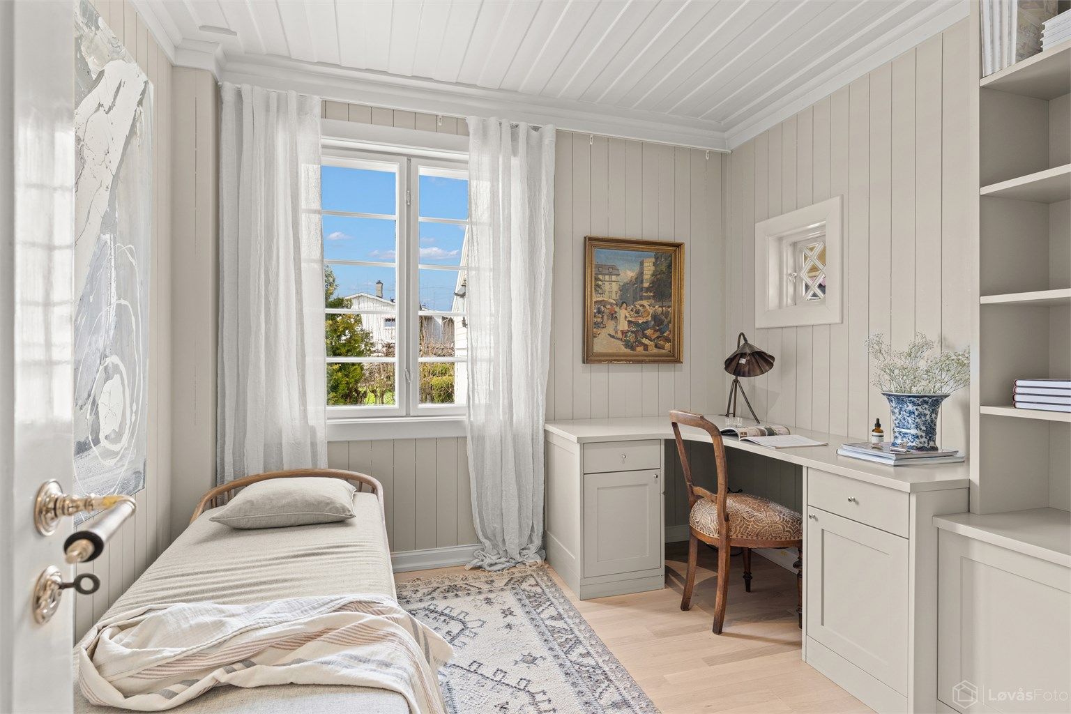 Kontor, evt. soverom, med parkett på gulvet og plassbygget innredning