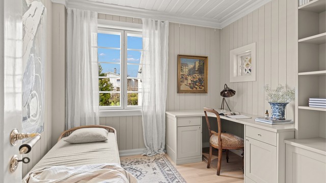 Kontor, evt. soverom, med parkett på gulvet og plassbygget innredning