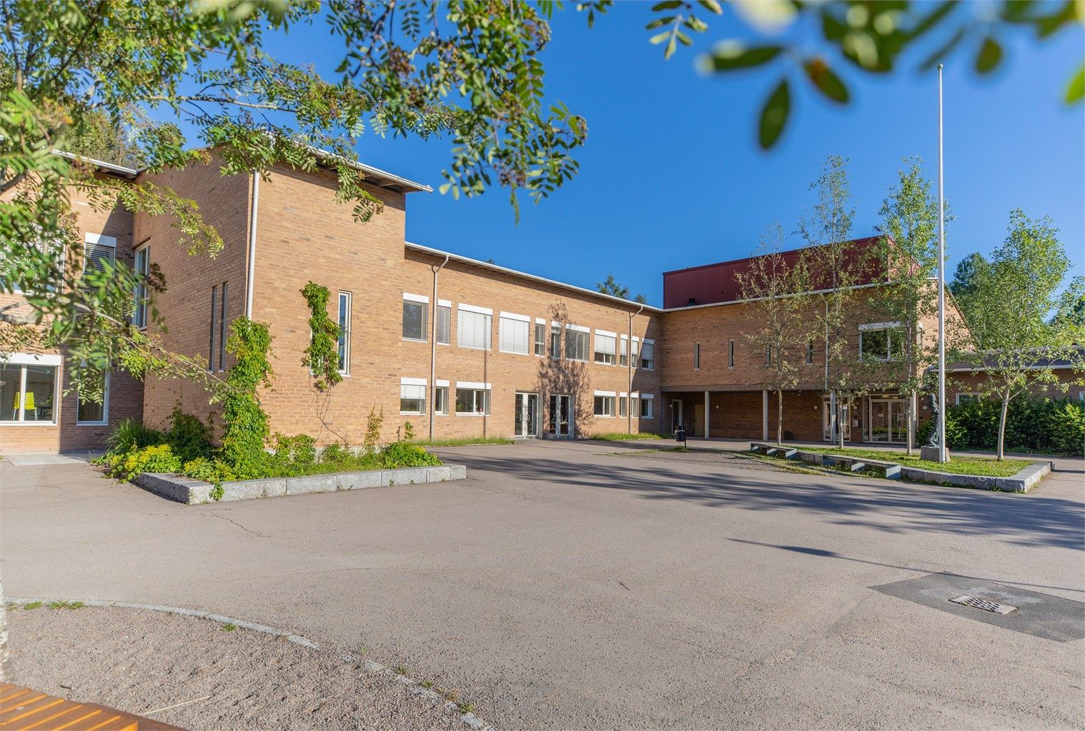 Ulverud skole (1-7 kl.) ligger kun 700 meter fra boligen.