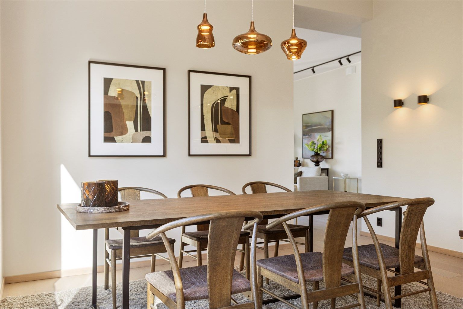 Plassen rommer enkelt et stort spisebord med sitteplass til mange gjester, perfekt for sosiale sammenkomster.