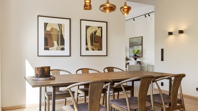 Plassen rommer enkelt et stort spisebord med sitteplass til mange gjester, perfekt for sosiale sammenkomster.